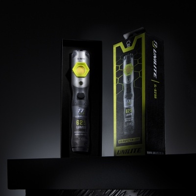 Lanterna LED UNILITE preta e cinzenta com botão amarelo e embalagem preta e amarela