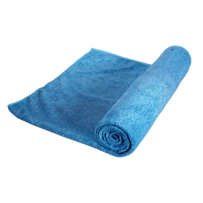 Toalha azul em microfibra parcialmente desenrolada