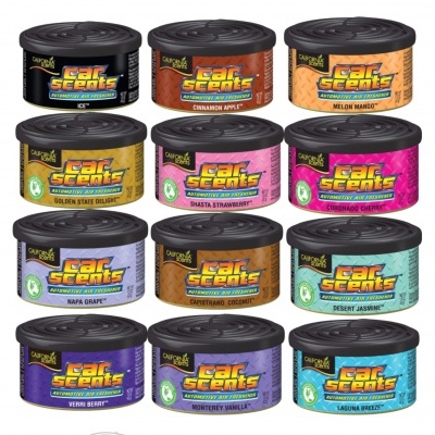 Doze frascos pequenos de aromas para carro em várias cores com rótulos distintos