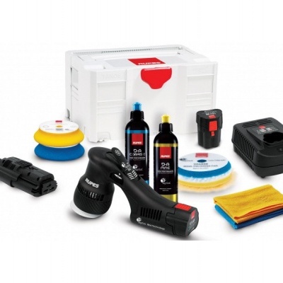 Kit de polimento de carro com polidora, líquidos, discos, panos, bateria, carregador e caixa branca.