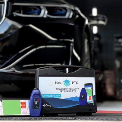 Dispositivo de medição azul NexPTG com telemóvel e mala preta em cenário de oficina automobilística