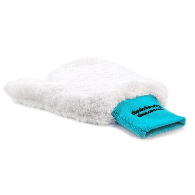 Pano de limpeza branco em microfibra com uma parte azul em tecido com texto preto