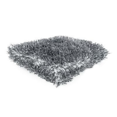 Tapete quadrado cinzento com textura felpuda