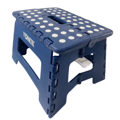 Banco plástico dobrável azul com pontos brancos e inscrição VONIXX