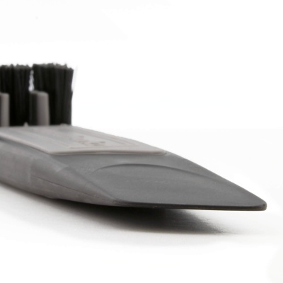 Escova preta com cerdas em fundo branco