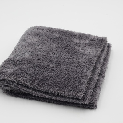 Toalha cinza escuro felpuda dobrada