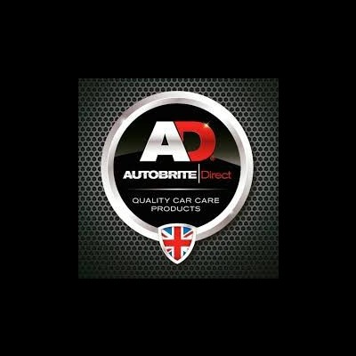 Logótipo redondo preto com letras AD e texto sobre cuidados automóveis e bandeira UK