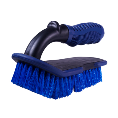 Escova de limpeza com alça azul e preta e cerdas azuis