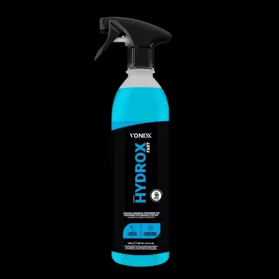 Frasco spray plástico com líquido azul e rótulo preto com textos