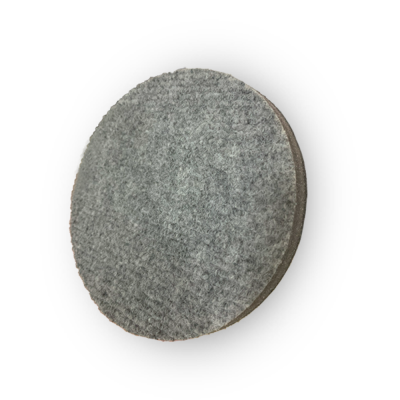 Disco abrasivo redondo cinzento com textura porosa
