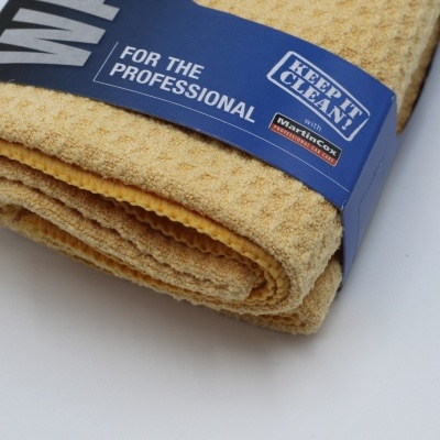 Toalha amarela de microfibra com etiqueta azul