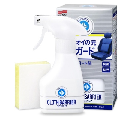 Spray branco CLOTH BARRIER com pulverizador e esponja amarela ao lado da embalagem com texto em japonês e imagem de banco azul