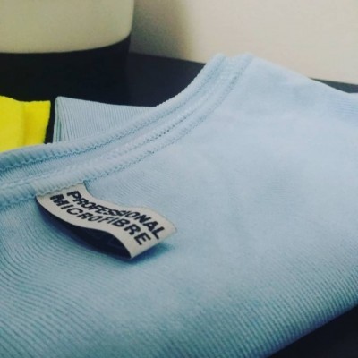 Tecido azul claro com etiqueta PROFESSIONAL MICROFIBRE