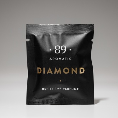 Pacote preto de plástico fosco com texto branco e dourado, perfume para carro