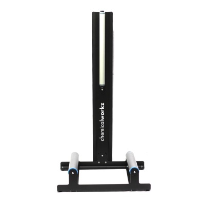 Suporte para bateria de bicicleta preto com barra branca e texto chemicalworkz