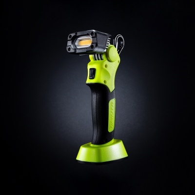 lanterna de mão verde e preta com luz LED