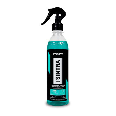 Frasco de spray transparente com líquido azul e rótulo preto e branco