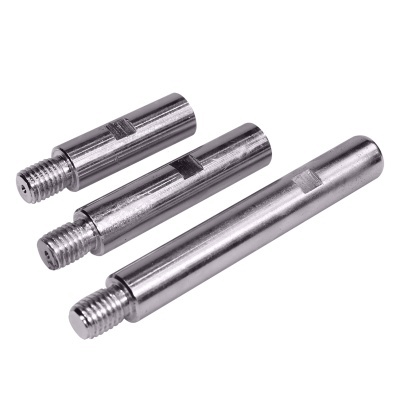 Três eixos cilíndricos metálicos prateados com rosca e ranhura.