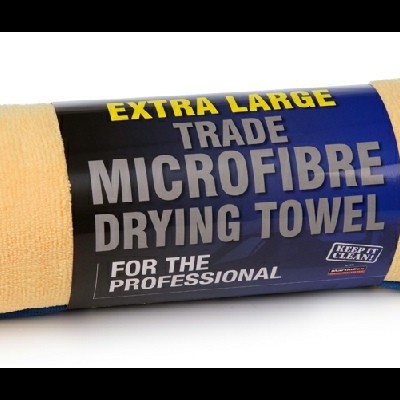 Toalha de microfibra extra grande amarela clara com borda azul e etiqueta preta e azul