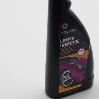 Frasco preto para limpeza de insectos em carros com rótulo e imagem de carro roxo