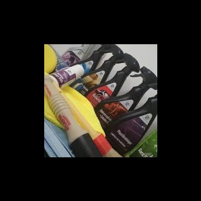 Frascos de spray de limpeza coloridos com esponjas amarelas ao lado