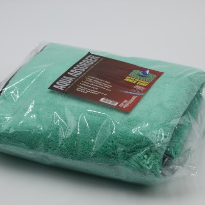 Toalha verde água embalada em plástico transparente com etiqueta preta e castanha