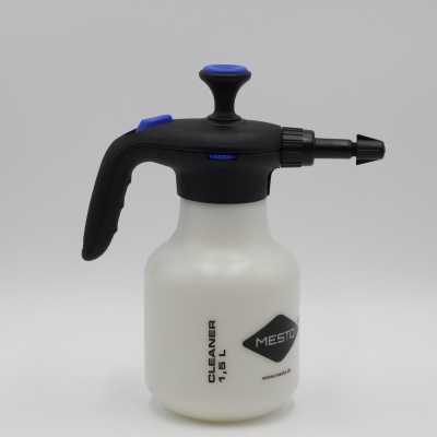 Frasco pulverizador branco e preto com botão azul e capacidade de 1,5 litros