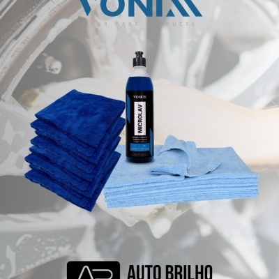 Produto de limpeza automóvel com toalhas de microfibra azuis e garrafa de líquido de limpeza.