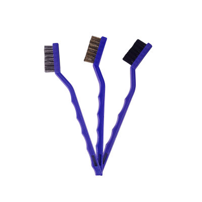 Três escovas de limpeza com cabos azuis e cerdas metálicas e pretas