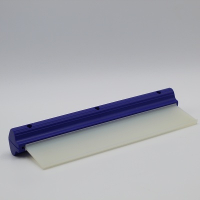 Raspador azul com lâmina branca sobre fundo branco