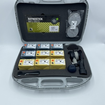Estojo aberto com acessórios de polimento automóvel e discos Rhynostick MFS.