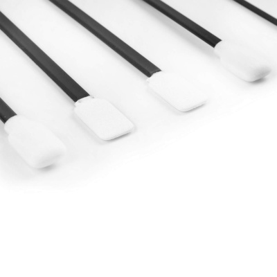 Aplicadores com cabos pretos e pontas de esponja branca