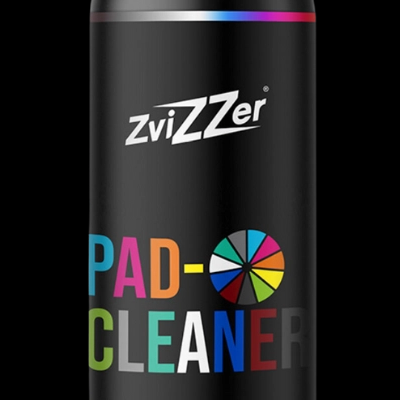Frasco preto com pulverizador e rótulo colorido com texto ZviZZer PAD-CLEANER.