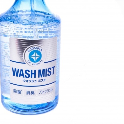 Garrafas de spray azul com rótulo WASH MIST