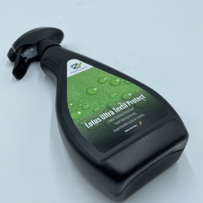 Frasco pulverizador preto com rótulo verde e preto do produto Lotus Ultra Textil Protect
