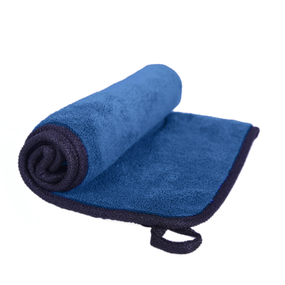 Toalha de microfibra azul com borda roxa e alça para pendurar