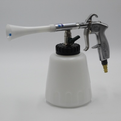 Pistola de limpeza com copo plástico branco e corpo metálico prateado