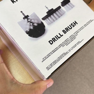 Caixa branca com kit de 3 escovas para limpeza com broca