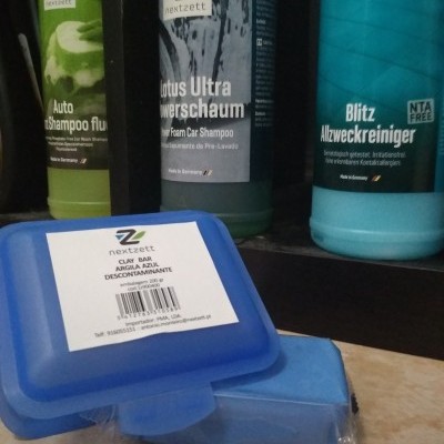 Produtos de limpeza automóvel Nextzett com frascos e barra de argila azul