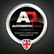 Logótipo redondo preto com letras AD e texto sobre cuidados automóveis e bandeira UK