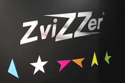 Texto ZviZZer em fundo preto com cinco formas coloridas.