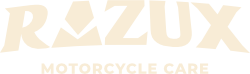 Logotipo da marca RAZUX MOTORCYCLE CARE em bege claro sobre fundo escuro