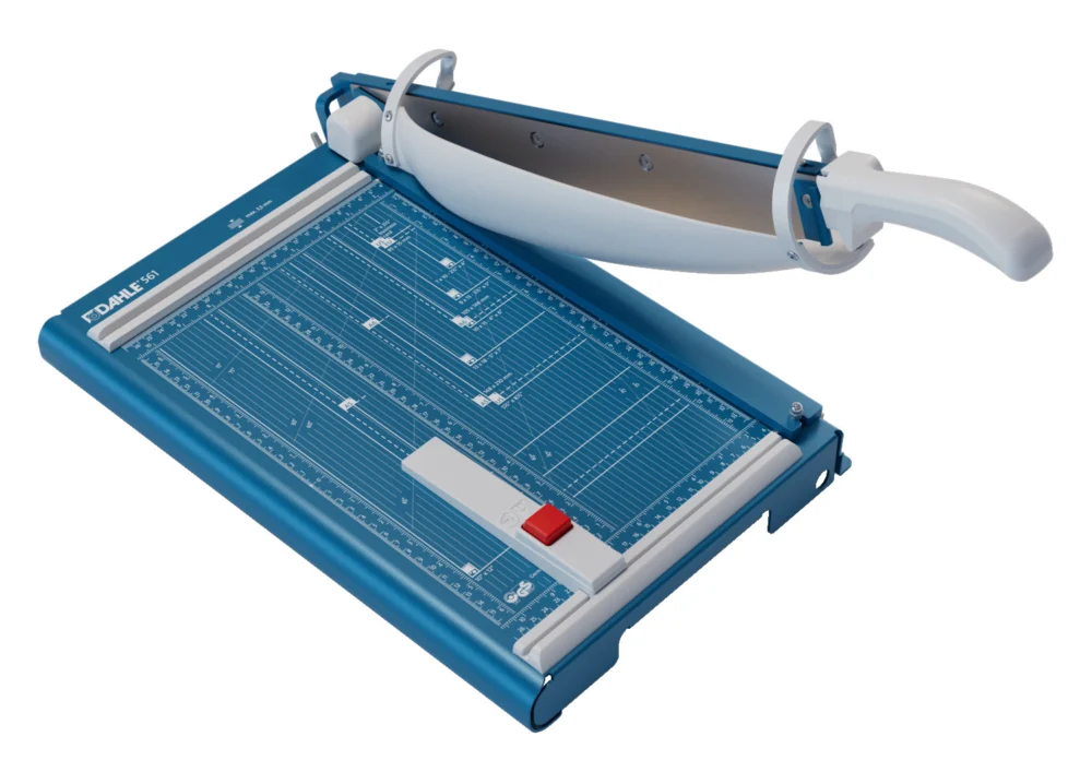 Guilhotina para papel azul e branca com lâmina e base com marcações de medidas