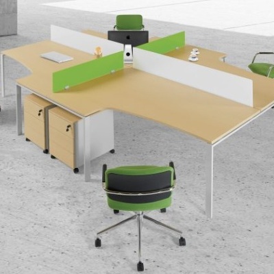 Mesa de escritório modular com divisórias verdes e cadeiras giratórias verdes e pretas
