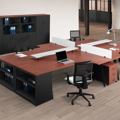 Mesa dupla de escritório com tampo de madeira castanha, cadeiras pretas e divisórias brancas