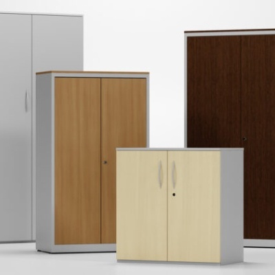 Quatro armários metálicos com portas de madeira em diferentes tons e puxadores simples