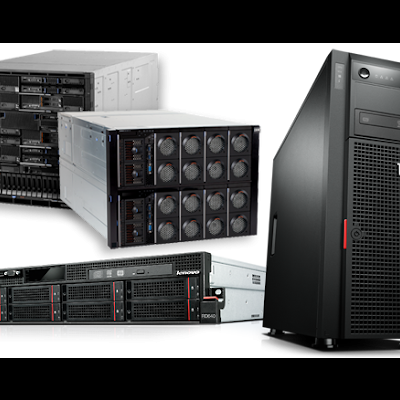 Servidores de computador de vários formatos e tamanhos com etiquetas visíveis