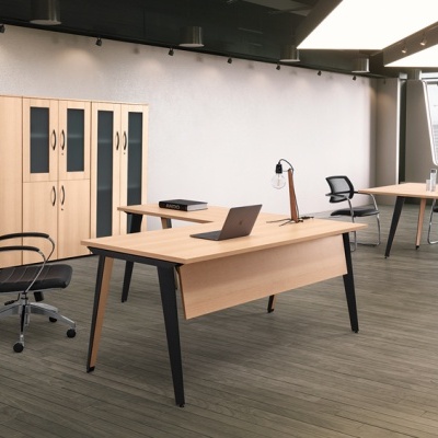 Escritório moderno com móveis de madeira clara e pernas pretas, cadeira giratória preta, laptop e candeeiro