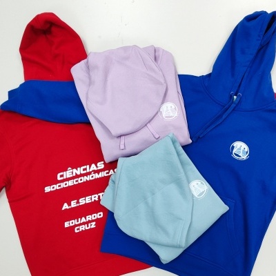 Sweatshirts coloridas com capuz e logotipos brancos sobre fundo branco