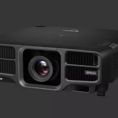 Projetor Epson preto com lente central e grelhas de ventilação